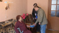 В Климово волонтёры подключают цифровые приставки